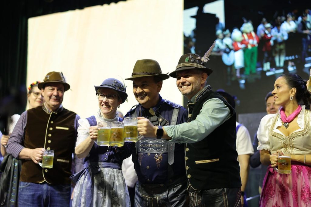 40ª Oktoberfest Blumenau tem início com público recorde e primeira sangria do barril