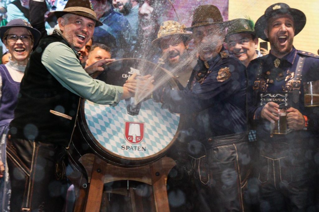 40ª Oktoberfest Blumenau tem início com público recorde e primeira sangria do barril