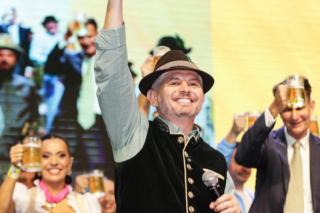 40ª Oktoberfest Blumenau tem início com público recorde e primeira sangria do barril