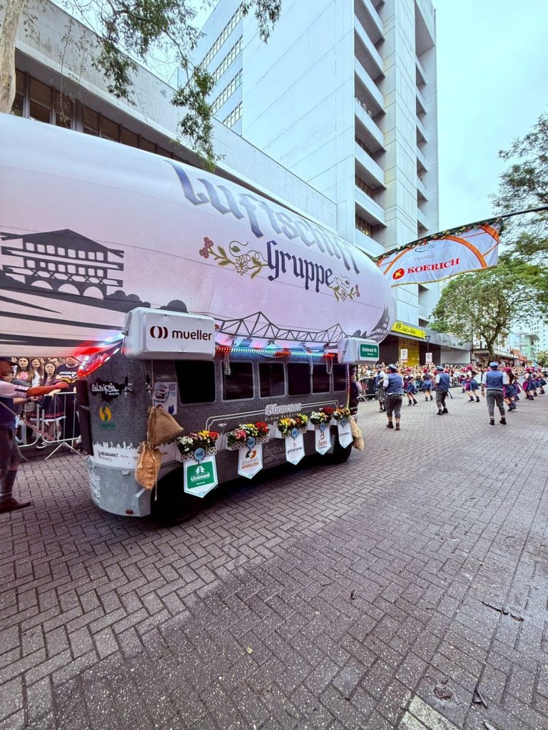 Mueller Eletrodomésticos leva tradição e cultura aos desfiles da Oktoberfest Blumenau