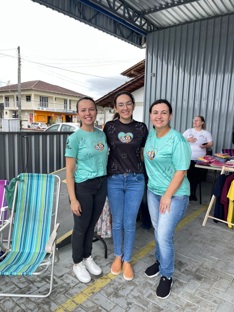 Mais de 700 pastéis vendidos e 9 adoções marcam sucesso da 11ª Feirinha Beneficente em Timbó