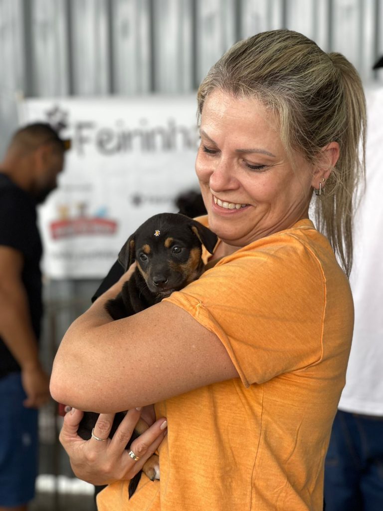 Mais de 700 pastéis vendidos e 9 adoções marcam sucesso da 11ª Feirinha Beneficente em Timbó