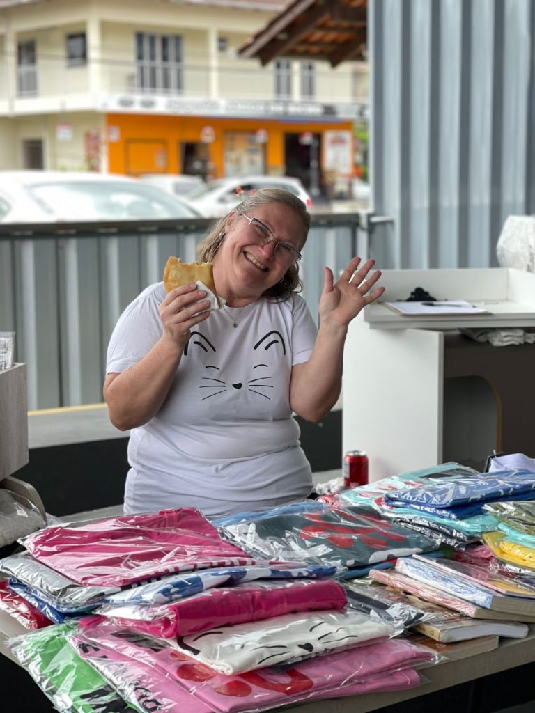 Mais de 700 pastéis vendidos e 9 adoções marcam sucesso da 11ª Feirinha Beneficente em Timbó