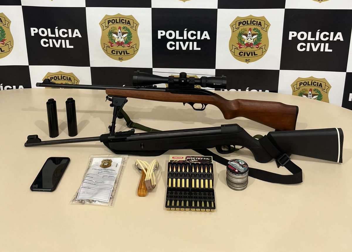 PC prende CAC em Blumenau por matar gato e guardar munições e silenciadores de uso restrito