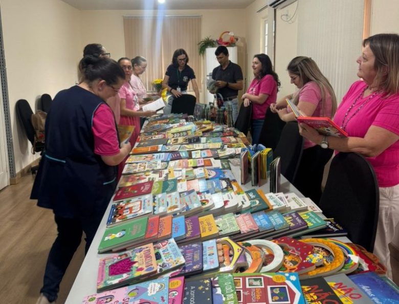 Rodeio investe R$ 60 mil em novos livros e celebra o trabalho dos profissionais da educação