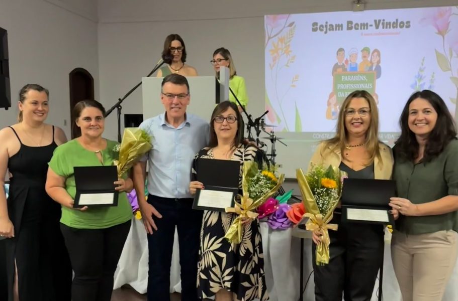 Rodeio investe R$ 60 mil em novos livros e celebra o trabalho dos profissionais da educação