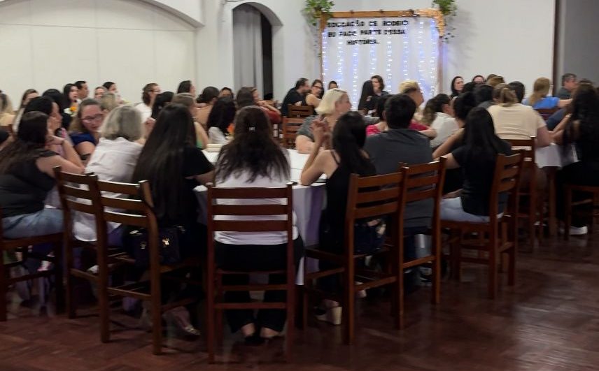 Rodeio investe R$ 60 mil em novos livros e celebra o trabalho dos profissionais da educação