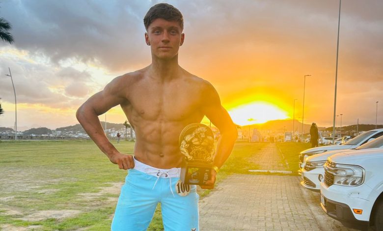 Jovem de Timbó brilha em estreia no fisiculturismo e conquista 4 troféus