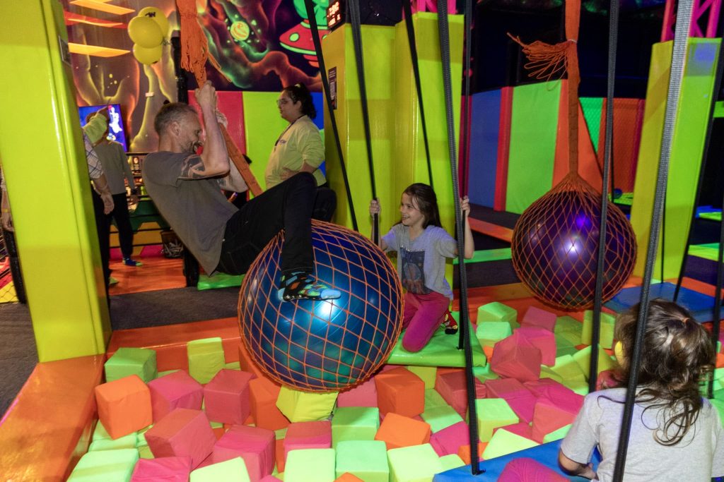 Wow Park celebra 2 anos em SC com festas que resgatam a infância e diversão sem telas