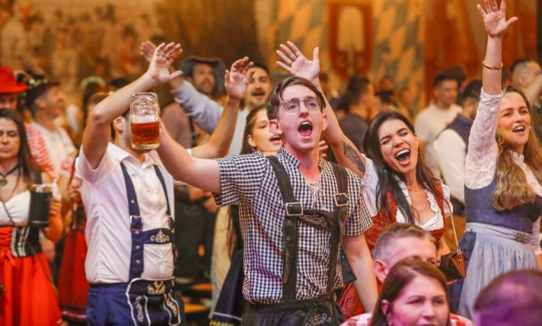 Novos hits tomam conta da Oktoberfest Blumenau 2025; tradição e humor embalam 40ª edição