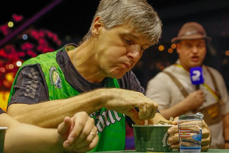 Rollmops vira estrela da 40ª Oktoberfest Blumenau em concurso de comedores