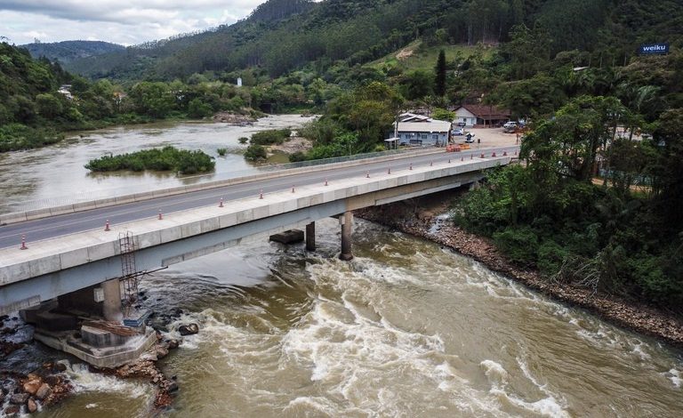 Ponte sobre o Rio Itajaí-Açu II é liberada para tráfego na BR-470; obras seguem em andamento