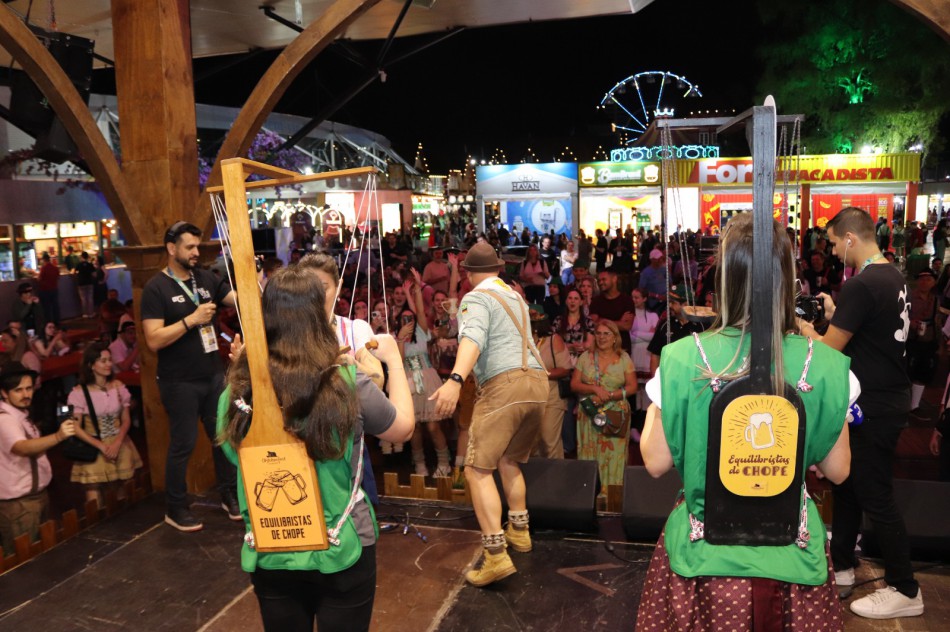 Turistas encaram o desafio do “Equilibrista de Chope” e viram atração à parte na Oktoberfest Blumenau