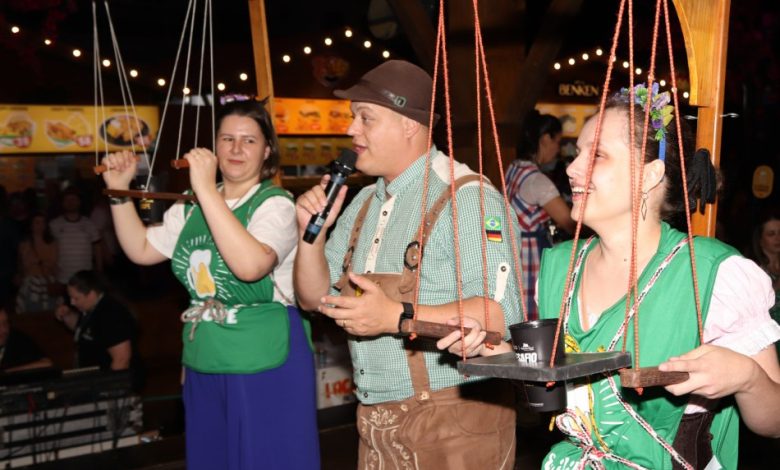 Turistas encaram o desafio do “Equilibrista de Chope” e viram atração à parte na Oktoberfest Blumenau