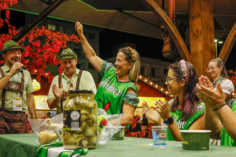 Rollmops vira estrela da 40ª Oktoberfest Blumenau em concurso de comedores
