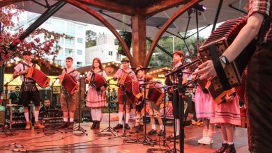 Fábrica de Gaiteiros encanta público da Oktoberfest com tradição e talento juvenil