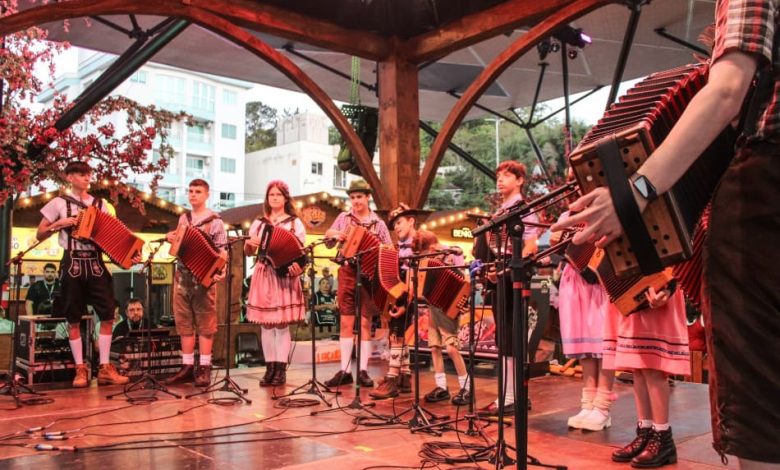 Fábrica de Gaiteiros encanta público da Oktoberfest com tradição e talento juvenil