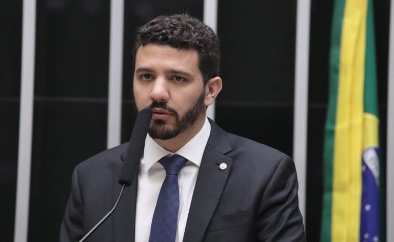 Câmara aprova volta da bagagem gratuita em voos e proíbe cancelamento automático de passagens