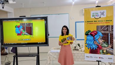 Entre junho e outubro de 2025, o projeto “A Menina que Abriu a Janela”, da escritora Fernanda Resende, percorreu diversas cidades de Santa Catarina distribuindo mais de 1.700 livros infantis gratuitamente. A iniciativa levou às crianças histórias sobre coragem, identidade e valorização da singularidade de cada um, promovendo inclusão e acessibilidade. Selecionado pelo Edital Circuito Catarinense de Cultura – PNAB SC 2024, o projeto foi executado pelo Governo do Estado de Santa Catarina, por meio da Fundação Catarinense de Cultura (FCC), com recursos da Política Nacional Aldir Blanc (PNAB) do Governo Federal. O livro, publicado em edição trilíngue — Português, Italiano e Libras —, integrou a programação da Biblioteca Pública de Santa Catarina (BPSC), em Florianópolis, durante as celebrações pelos 150 anos da Imigração Italiana no Estado. A história acompanha Florisbela, uma menina que aprende a enfrentar seus medos e a descobrir suas qualidades, mostrando que cada pessoa é única e especial. Para ampliar a acessibilidade, o livro conta com QR Codes que permitem ouvir as narrações em português e italiano, além da versão em Libras, proporcionando experiências de leitura inclusivas. Além da distribuição de exemplares, o projeto contemplou contações de histórias, mediação de leitura, exibição da narrativa em vídeo e participação em feiras literárias, aproximando crianças e educadores da obra. O alcance incluiu escolas municipais e estaduais em cidades como Rodeio, Timbó, Benedito Novo, Ascurra e Blumenau, além de 11 APAEs do Médio Vale do Itajaí e diversas bibliotecas públicas do Estado. Ilustrado pelo artista Adão de Lima Júnior, o livro combina texto e imagens que ajudam as crianças a visualizarem os sentimentos e aprendizados de Florisbela. A tradução para o italiano foi realizada por Claudio Pompermaier, enquanto a versão em Libras foi feita por Liliane Vieira, reforçando o caráter inclusivo da obra. Sobre a autora, Fernanda Resende, natural de Coromandel-MG, vive em Rodeio há quase quatro anos e atua há mais de 13 anos no setor cultural. Comunicóloga, escritora, contadora de histórias e mediadora de leitura, ela busca democratizar a cultura e transformar vidas por meio da literatura. >> LEIA TAMBÉM: Alunos de Timbó são premiados em concursos de poesia e desenho do Vale Europeu Fernanda é autora de Poesia Impulsiva, Versos Coloridos e Rimas Divertidas, Bichinhos e Suas Rimas e do próprio A Menina que Abriu a Janela, além de manter o canal infantil Reino das Historinhas no YouTube, promovendo leitura e imaginação de forma lúdica. O projeto mostra que a literatura infantil pode ser ferramenta de inclusão, autoestima e aprendizado, abrindo novas oportunidades para crianças descobrirem sua identidade e se conectarem com o mundo da leitura de forma afetiva e participativa.