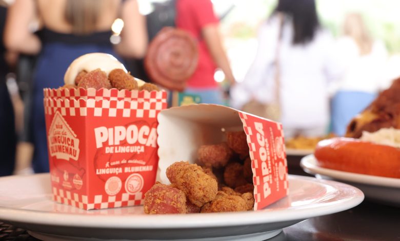 Sucesso na Oktoberfest: pipoca de linguiça ultrapassa 600 mil unidades vendidas