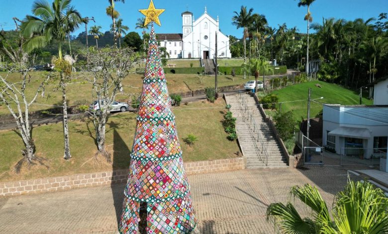 Maior árvore de Natal em crochê do Brasil começa a ser montada em Rodeio