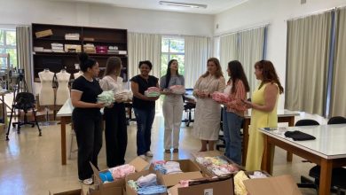 Prefeitura de Blumenau recebe 3 mil peças de roupas infantis produzidas por alunos da Furb