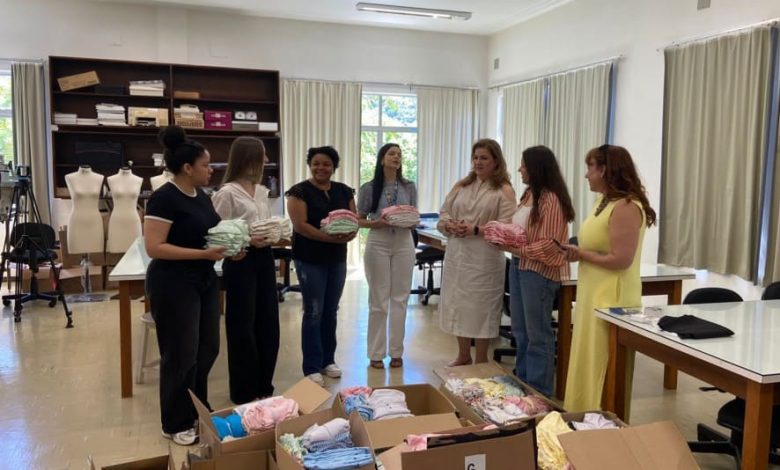 Prefeitura de Blumenau recebe 3 mil peças de roupas infantis produzidas por alunos da Furb