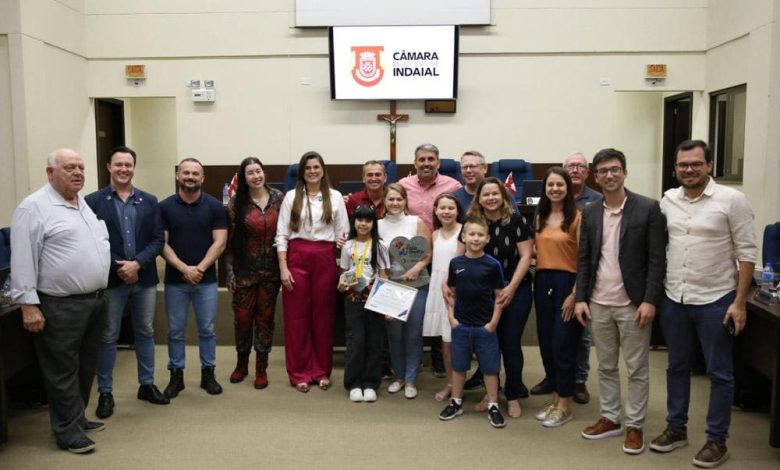 Legislativo homenageia estudante de Indaial vencedora de concurso regional de desenho