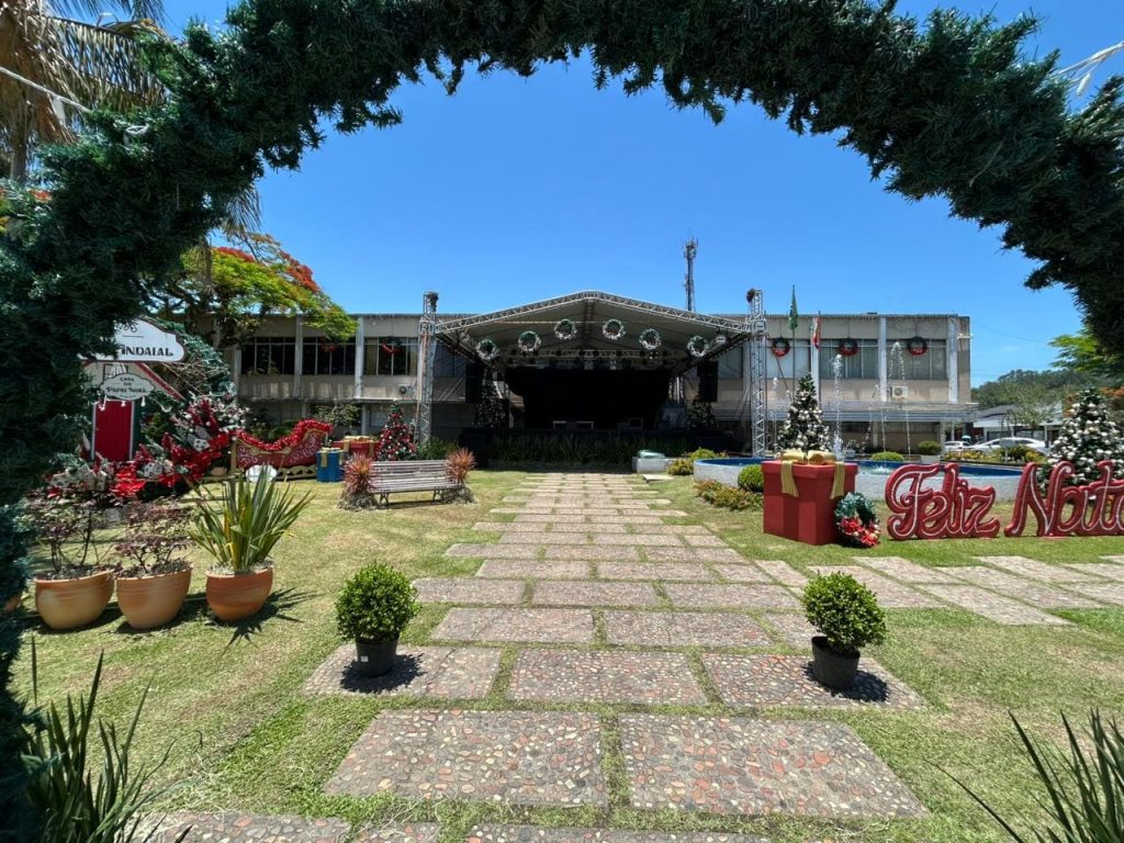 Indaial dá início à programação do Natal 2025 com desfile, feira e chegada do Papai Noel