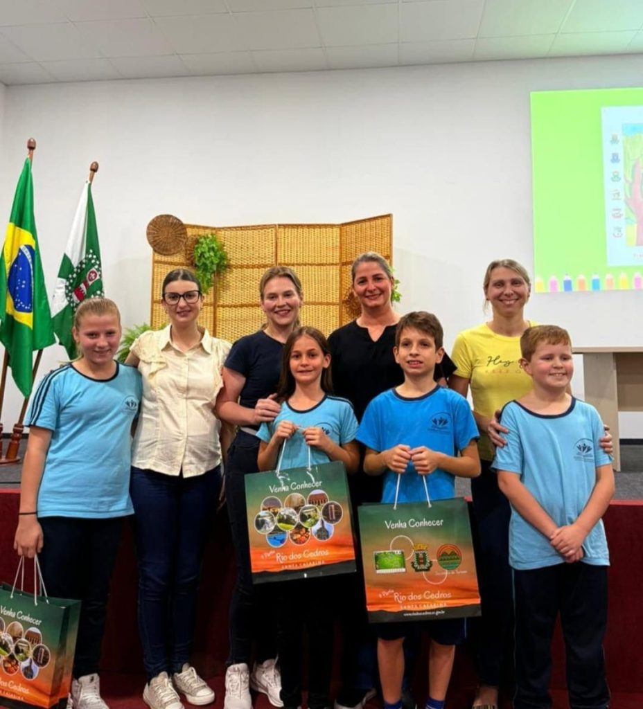 Alunos de Rio dos Cedros se destacam no Concurso de Desenho e Poesia do Programa Vale Muito