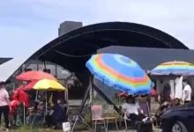 Famílias acampam em frente ao quartel dos Bombeiros Voluntários de Indaial para garantir vaga na Escola Bombeiro Cívico