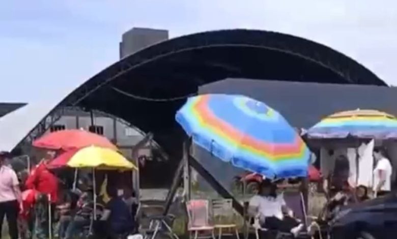 Famílias acampam em frente ao quartel dos Bombeiros Voluntários de Indaial para garantir vaga na Escola Bombeiro Cívico