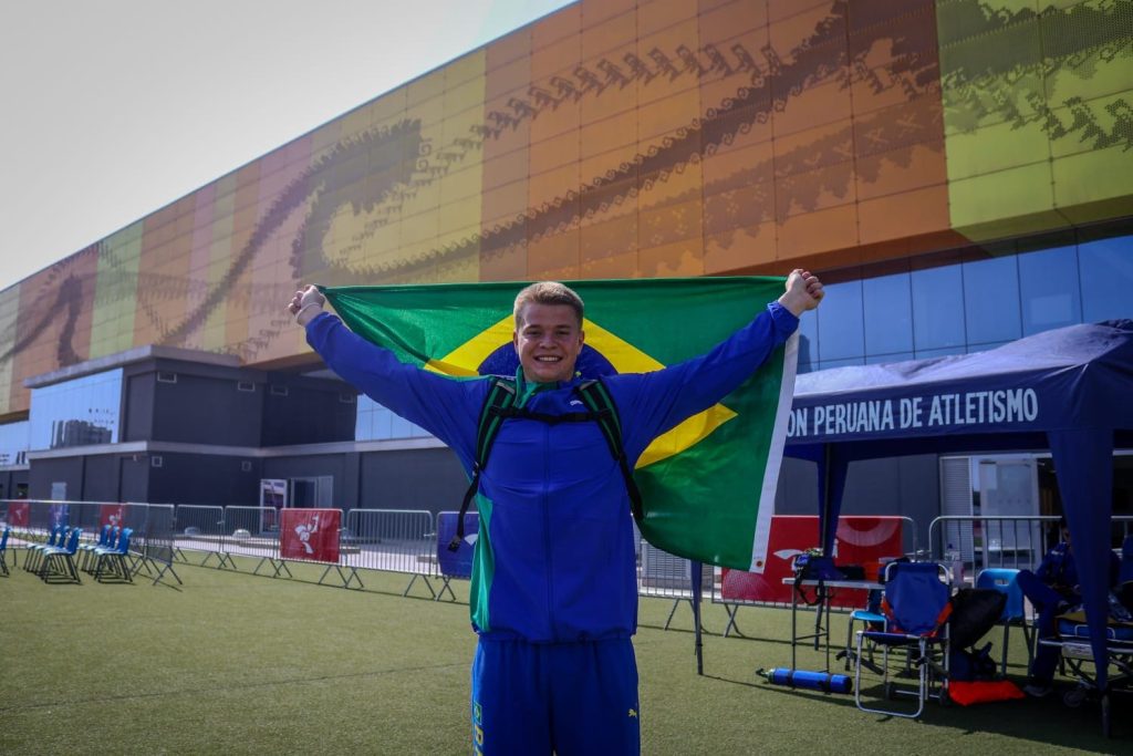 Atleta de Timbó Eduardo Radatz conquista prata no Sul-Americano Sub-20 de Atletismo