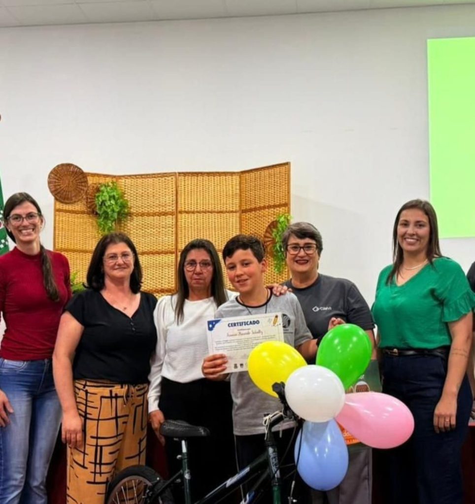 Alunos de Rio dos Cedros se destacam no Concurso de Desenho e Poesia do Programa Vale Muito