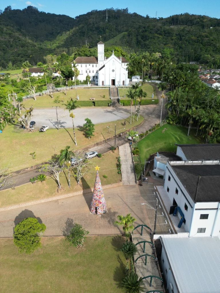 O ChatGPT disse:Maior árvore de Natal em crochê do Brasil começa a ser montada em Rodeio
