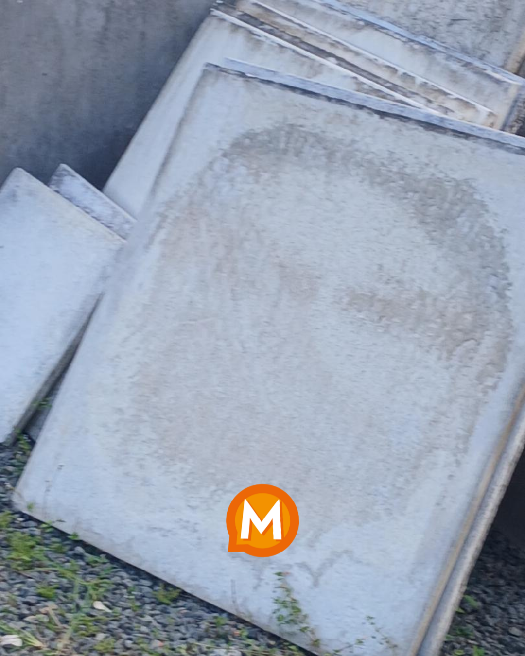 Imagem curiosa em piso de empresa chama atenção em Timbó: leitor vê fisionomia de Jair Bolsonaro
