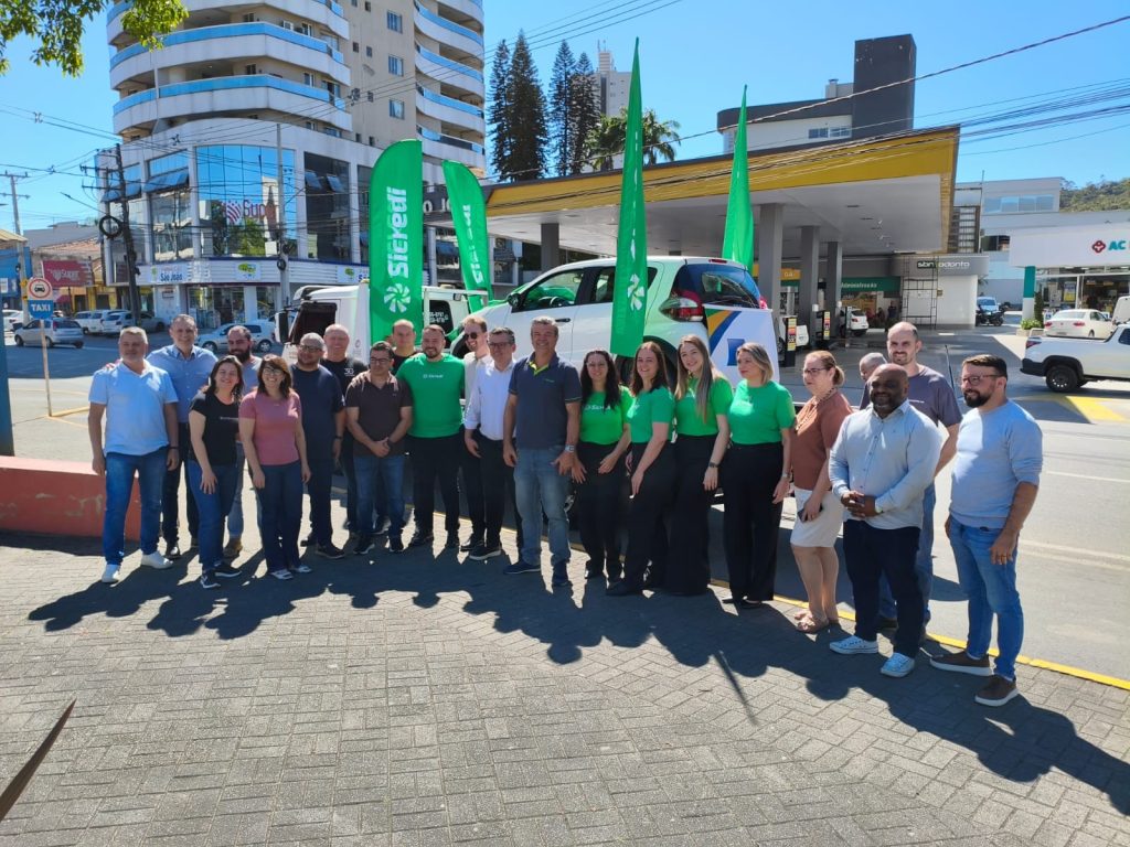 Sicredi entrega carro zero ao CDL de São João Batista e reforça parceria que movimenta o cooperativismo local