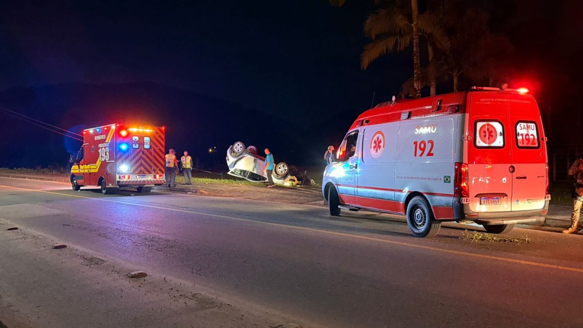 Veículo capota após ser atingido por outro carro em Timbó; motorista foge do local