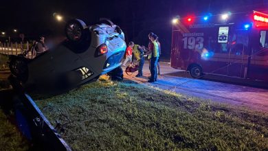 Veículo capota após ser atingido por outro carro em Timbó; motorista foge do local