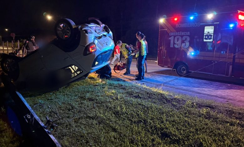 Veículo capota após ser atingido por outro carro em Timbó; motorista foge do local