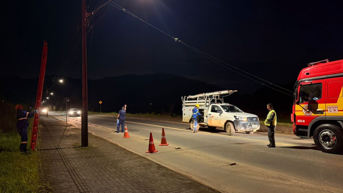 Veículo capota após ser atingido por outro carro em Timbó; motorista foge do local