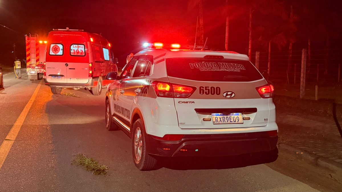 Veículo capota após ser atingido por outro carro em Timbó; motorista foge do local
