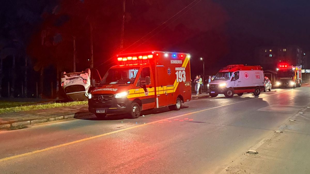 Veículo capota após ser atingido por outro carro em Timbó; motorista foge do local