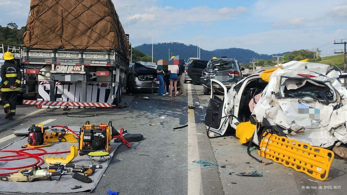 Engavetamento em viaduto de Indaial envolvendo 8 veículos deixa duas pessoas presas às ferragens