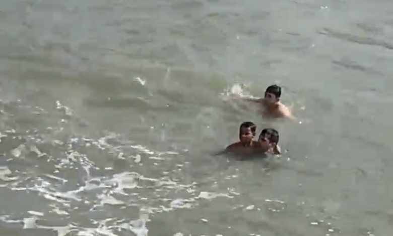 Sem pensar duas vezes, policial mergulha e resgata criança de afogamento em Balneário Camboriú