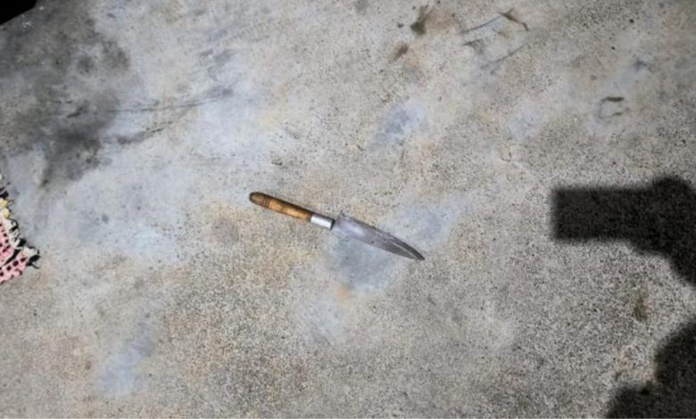 Homem invade terreno armado com faca e é contido por moradores em Indaial