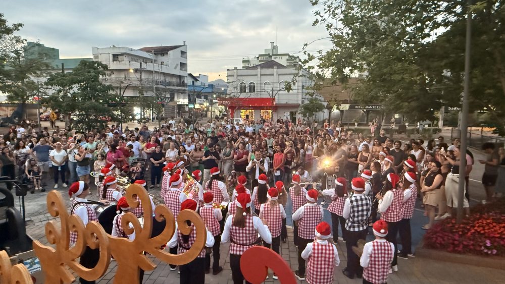 Noite mágica: Timbó abre o Natal + Encantado com brilho, música e grande público