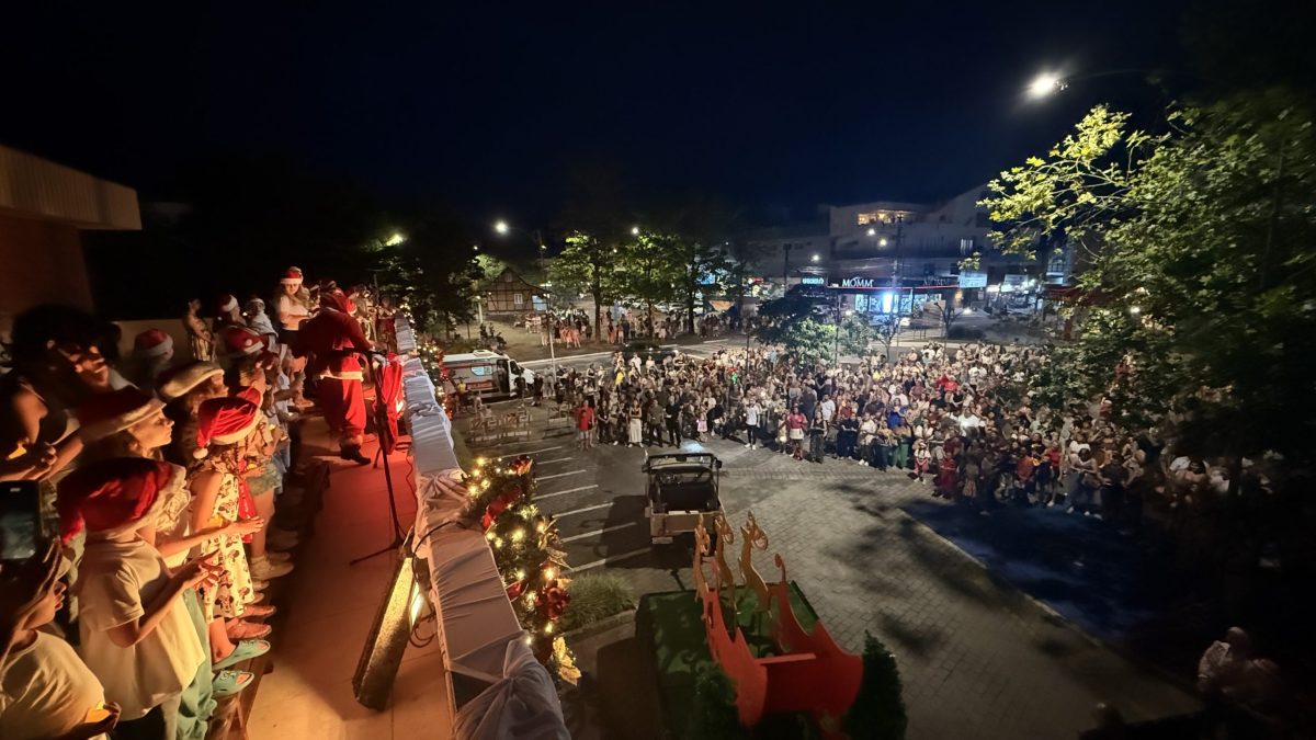 Noite mágica: Timbó abre o Natal + Encantado com brilho, música e grande público