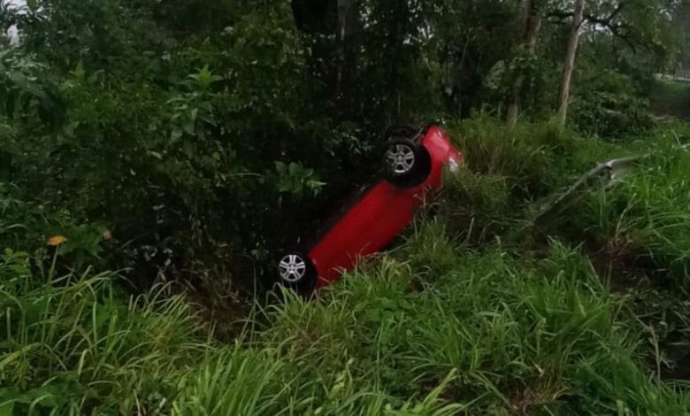 Motorista abandona veículo após capotamento na BR-470 em Rodeio
