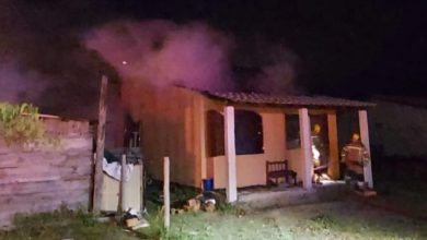 Homem é preso em SC após esfaquear esposa e colocar fogo na casa